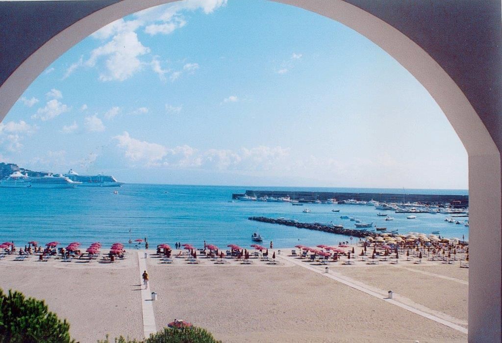 Sporting Baia Hotel Giardini Naxos Esterno foto